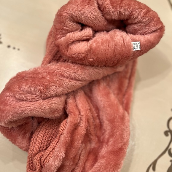 UGG Sweather weather Pink Pom pom Hat and Infinity Scarf Set NWT - Picture 5 of 5